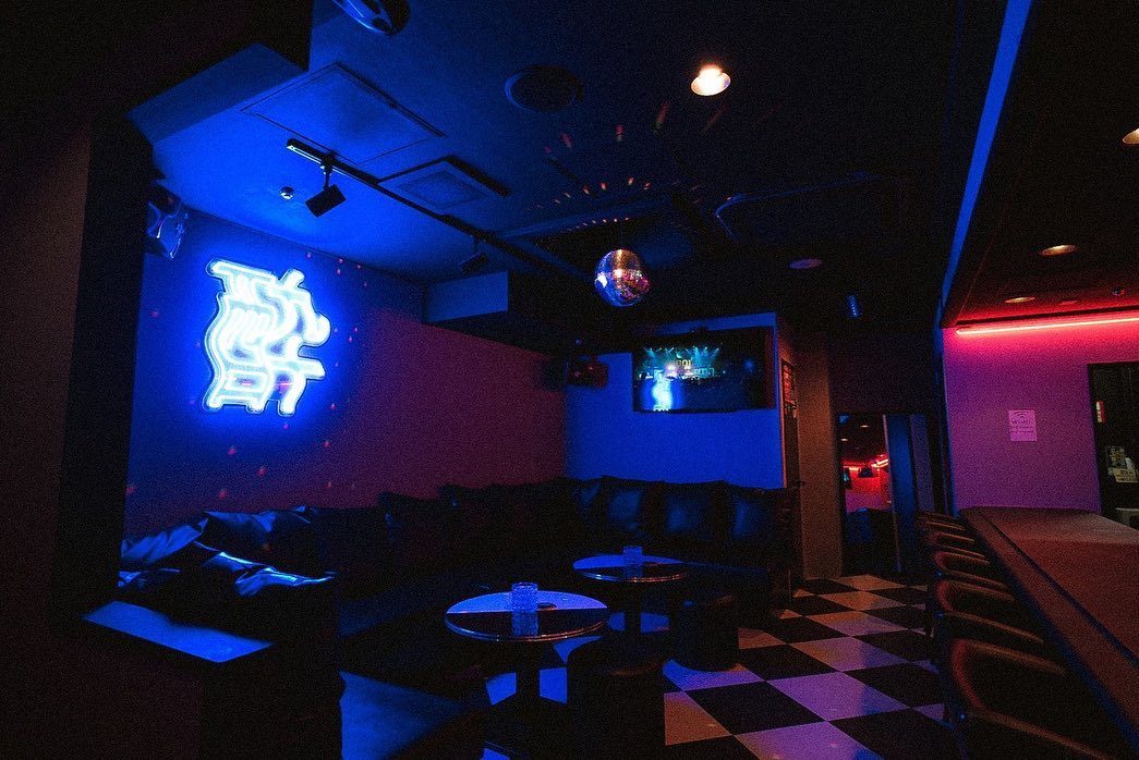 青いネオンサインのある店内