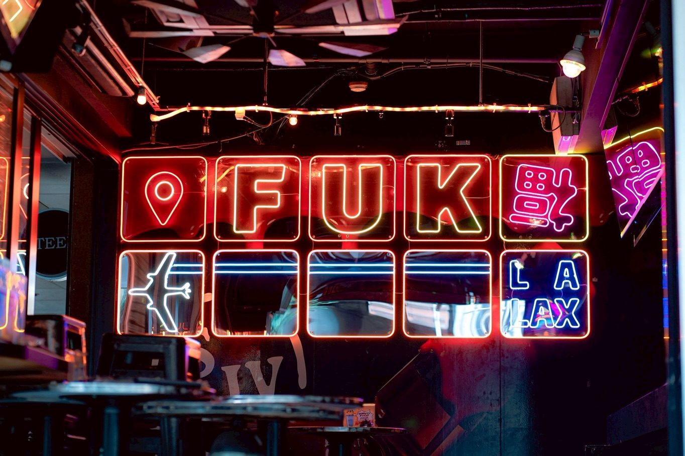 店内一面のネオンウォール